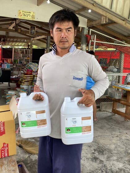Người nông dân nuôi tôm cầm chai Aqua Fix