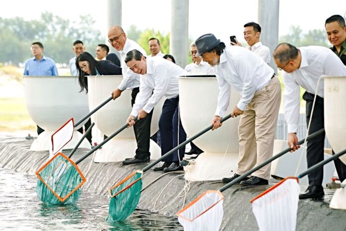 070725DZ-jets Bộ trưởng Bộ Tài nguyên chính và Du lịch YB Dato Seri Setia Dr Hj Abdul Manaf Hj Metussin (ở giữa) và Bộ trưởng Bộ Tài chính và Kinh tế YB Dato Dr Haji Mohd Amin Liew (ở bên trái) thực hiện việc thả giống tôm xanh lần đầu tại cơ sở mới của Jets ở Serasa.